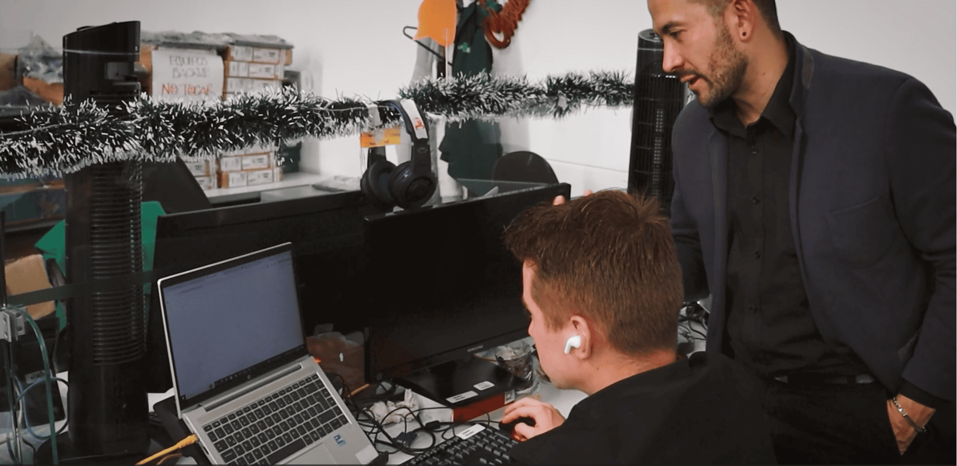 Equipo de trabajo colaborando frente a estaciones de trabajo
